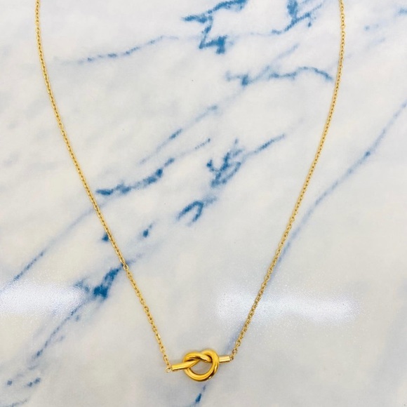 Gold knot necklace - Picture 2 of 2